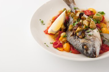Fried dorado sebze ve beyaz zemin üzerine limon ile