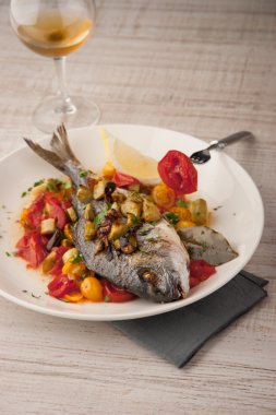 Fried dorado asma dikey bardak ile seramik tabak sebze ile