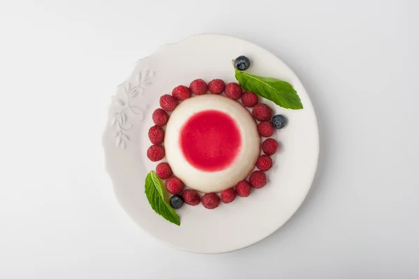 Panna cotta çilek ve nane Üstten Görünüm — Stok fotoğraf