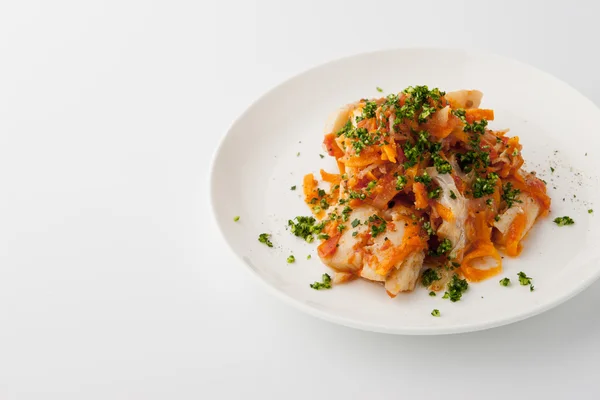 Pescado con zanahoria y verduras en el plato de cerámica blanca — Foto de Stock