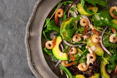 Salata avokado, roka ve vintage metal plaka yakın çekim üzerinde shtimps