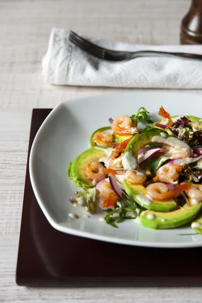Saláta avokádóval, a garnélarák és a sült saláta kitûnõ a kerámia tányér — Stock Fotó