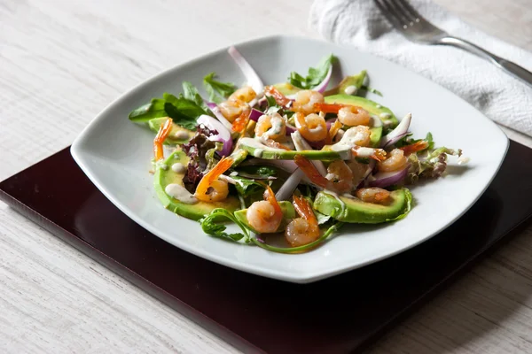 Saláta avokádóval és garnélarák, a horizontális tér kerámia tányér — Stock Fotó