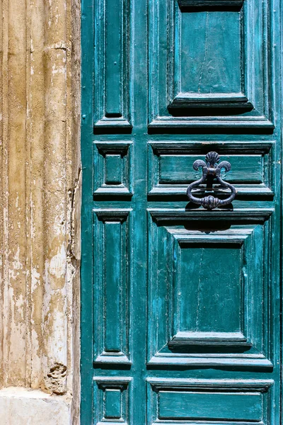 Blaue maltesische Tür mit altem geschmiedeten Griff — Stockfoto