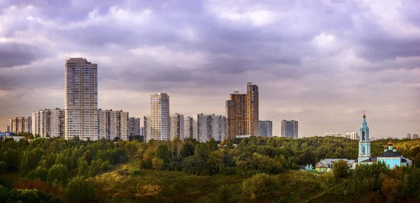Вид на город с голубой щербой и панорамой парков — стоковое фото