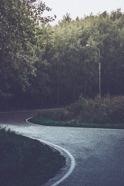 Yağmurda dolambaçlı yol