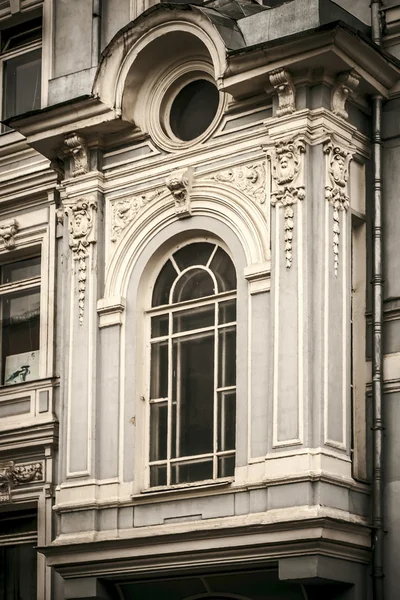 Venster met stucwerk in het oude huis — Stockfoto