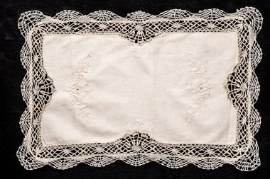 Eski vintage peçete dantel kenarlıklı siyah ahşap tablo