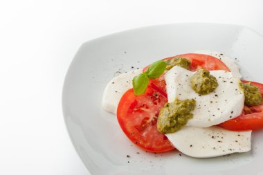 Beyaz kare plaka yatay Caprese salatası