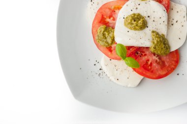 Beyaz kare plaka üstten görünüm üzerinde Caprese salatası