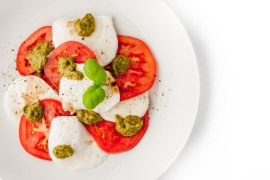 Beyaz arka plan üstten görünüm üzerinde Caprese salatası