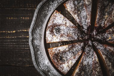 Şeker ve reçel vintage metal plaka üstten görünüm üzerinde buzlanma ile dilimli kek