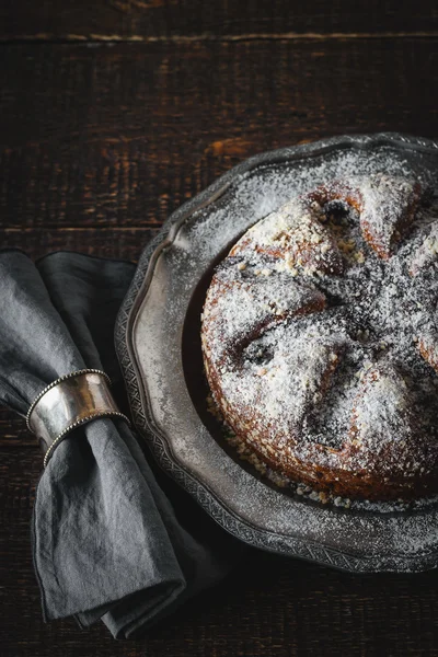 Torta con zucchero a velo con tovagliolo nell'anello metallico vintage verticale — Foto Stock