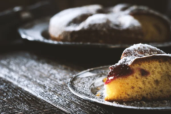 Yatay kesilmiş bir parça ile pudra şekeri ile pasta — Stok fotoğraf