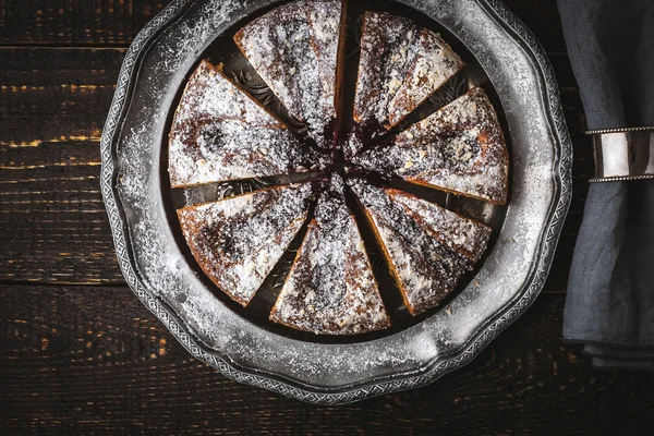 Scheibenkuchen mit Puderzucker und Marmelade und Serviette im Vintage-Ring — Stockfoto