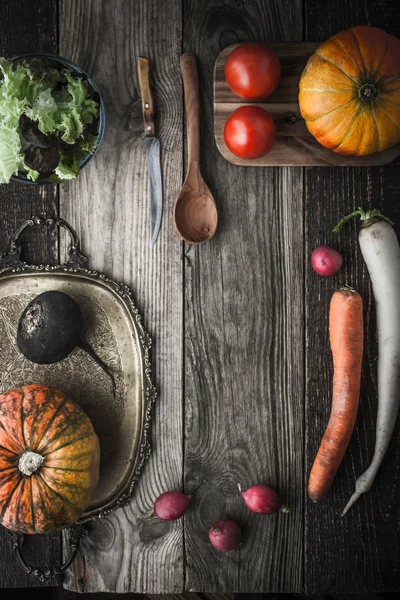ビンテージ トレイと垂直の台所用品と野菜ミックス — ストック写真