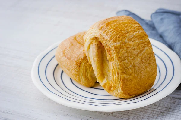 Deux bouffées de crème sur l'assiette en céramique avec serviette — Photo