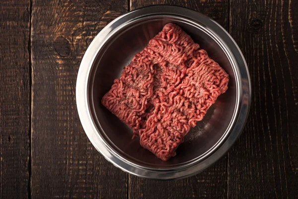 Carne de vită la sol cu piper în tigaia metalică orizontală — Fotografie, imagine de stoc
