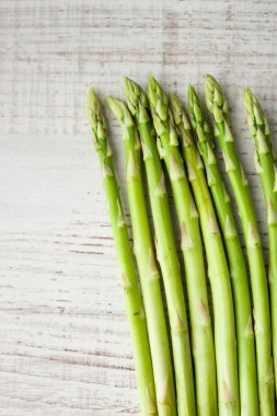 Dikey beyaz masadaki kuşkonmaz