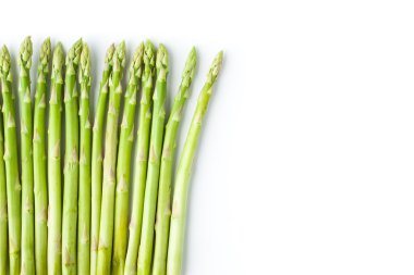 Beyaz arka plan solundaki yeşil kuşkonmaz