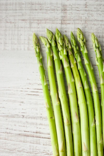 Asperges op de witte tafel verticale — Stockfoto