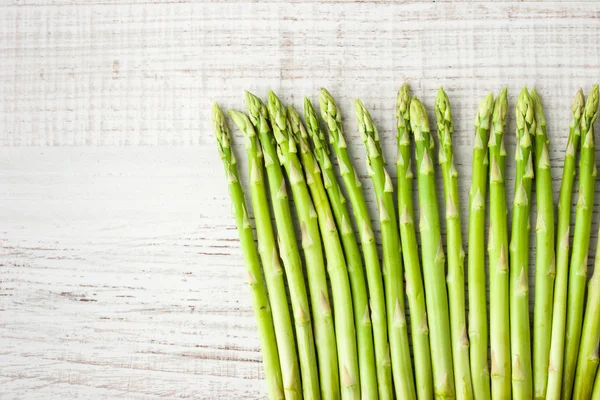 Takjes van asperges op de witte tafel — Stockfoto