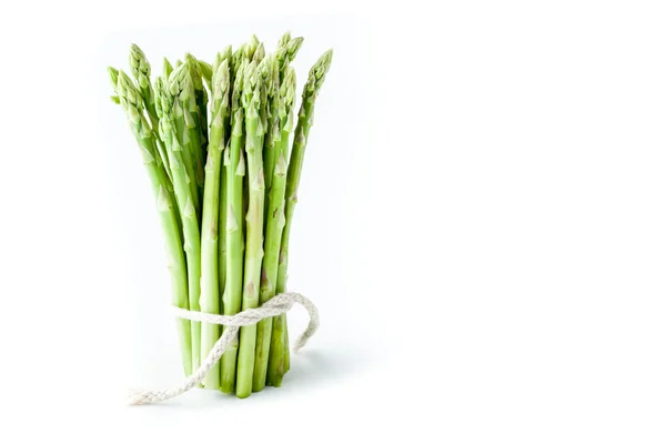 Pacchetto di asparagi a sinistra dello sfondo bianco orizzontale — Foto Stock