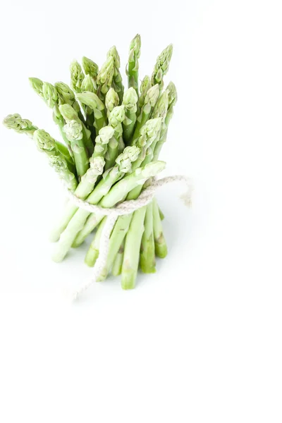 Pacchetto di asparagi sullo sfondo bianco — Foto Stock