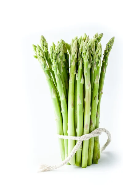 Pacchetto di asparagi su fondo bianco verticale — Foto Stock