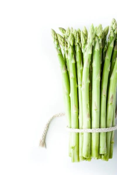 Bundel van asperges aan de rechterkant van witte achtergrond verticale — Stockfoto