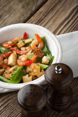 Sezar'ın salald tahta masada karides ile