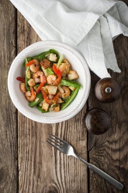 Sezar salata tuz ve biber Çalkalayıcı ve çatal üstten görünüm ahşap tablo