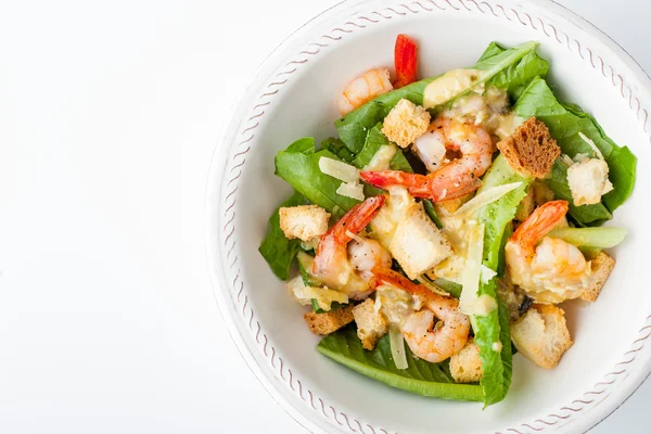 Ensalada César con gambas en el fondo blanco vista superior —  Fotos de Stock