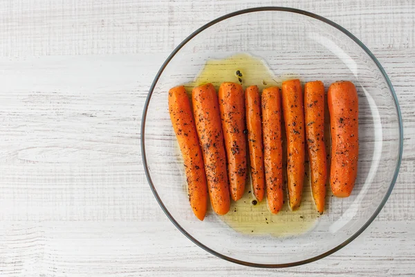 Baked carrots with black pepper on the glass plate top view — Stock Photo, Image