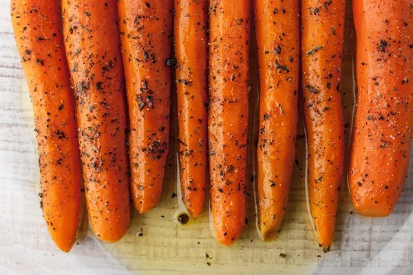 Верхняя часть печеной моркови с черным перцем и травами — стоковое фото