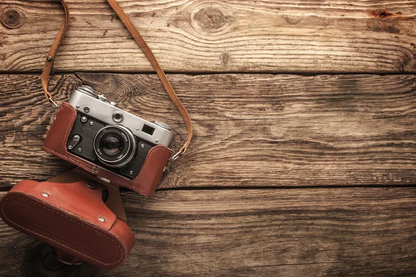 Alte Kamera auf dem hölzernen Hintergrund horizontal — Stockfoto