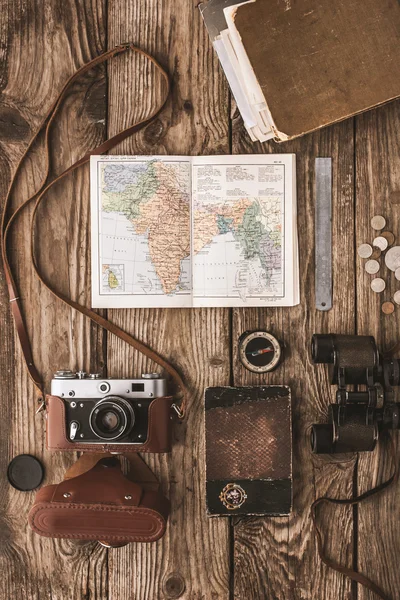 Комплект путешественника на деревянном фоне вертикали — стоковое фото