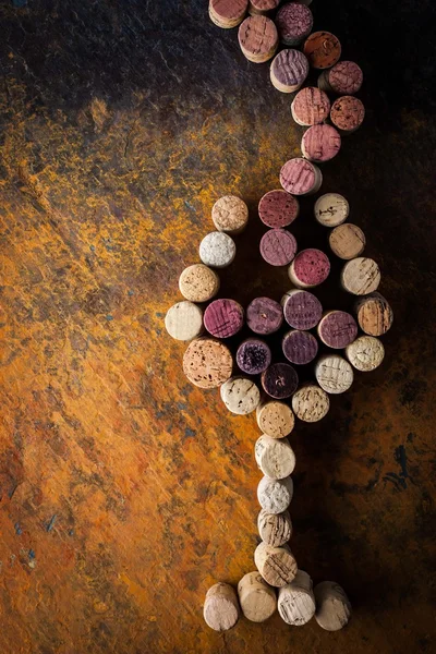 Glas vin nade av korkar på färgstarka bakgrund — Stockfoto