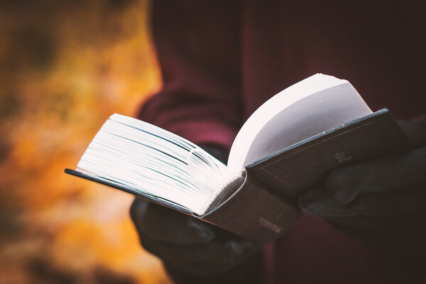 Открытая благодать в руках женщины
