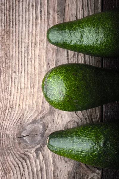 Avocado auf der Holztischplatte — Stockfoto