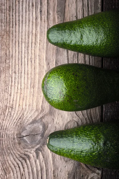 Ahşap masa üstü görüntüsü üzerinde avokado — Stok fotoğraf