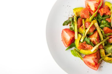 Alabalık ve beyaz arka plan üstten görünüm üzerinde kuşkonmaz ile sebze salatası