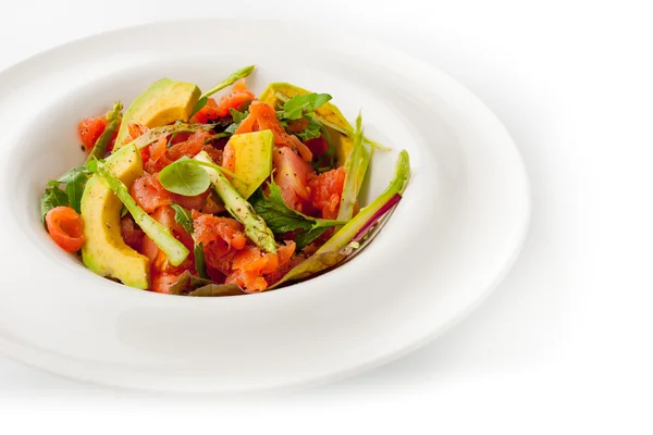 Salade de légumes à la truite sur fond blanc — Photo