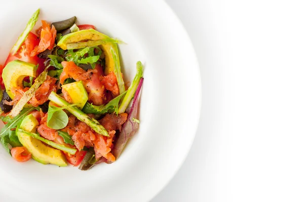 Ensalada con aguacate, trucha y espárragos en el plato blanco vista superior — Foto de Stock