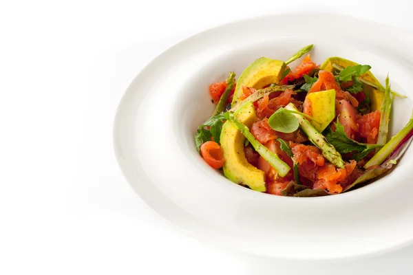 Ensalada de aguacate y trucha en el plato blanco —  Fotos de Stock