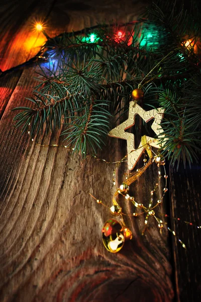 Abeto de Navidad con decoraciones y festón — Foto de Stock