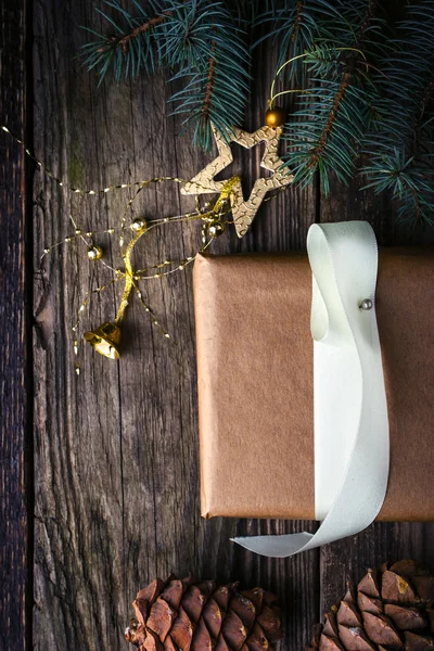 Árvore de Natal com presente caseiro e cone vertical — Fotografia de Stock