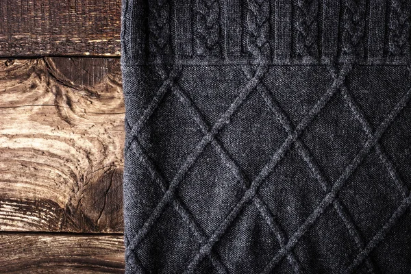 Camisola figurada cinza no fundo de madeira — Fotografia de Stock