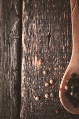 Biber karışımı ahşap zemin dikey üzerine tahta kaşıkla