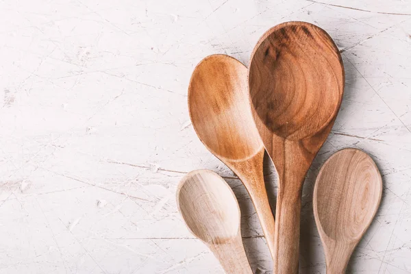 Cucchiai di legno diversi sul tavolo bianco — Foto Stock